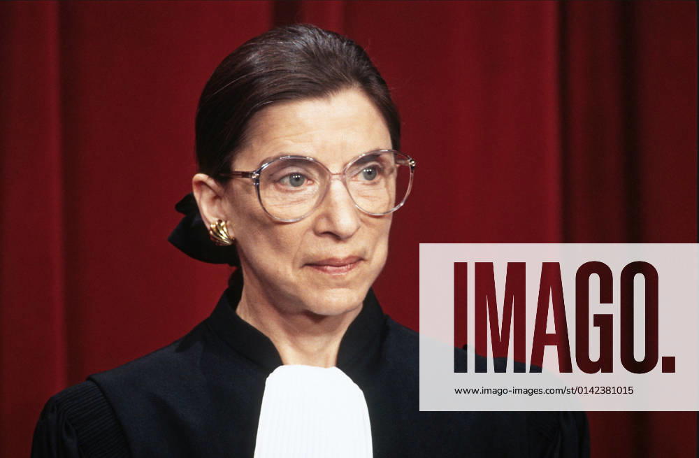 IMAGO ICONS: Ruth Bader Ginsburg Berühmte Feministinnen, Ruth Bader Ginsburg December 3, 1993, Washington, District of Columbia, USA: Associate Justice of the United States Supreme Court Ruth Bader Ginsburg as she poses for a Class Photo with all of the Justices of the United States Supreme Court, taken at the US Supreme Court in Washington, DC on December 3, 1993 Washington USA - ZUMAs152 19931203_zaa_s152_002
