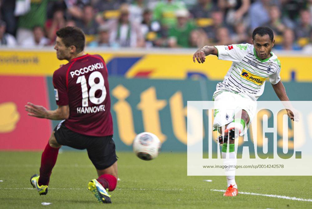 Mönchengladbach, 17.08.2013, Borussia Park Raffael (BMG), Sebastien Pocognoli (96) VfL Borussia Mönchengladbach - Hannover 96