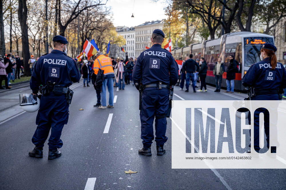 Demonstration gegen Coronamaßnahmen in Wien Am 20.11.2021 fand in Wien eine Corona-Demonstration gegen die in Österreich beschlossenen Corona Maßnahmen wie der Impfpflicht ab nächstem Jahr oder dem Lockdown für alle statt. An der Demo nahmen mehrere Zehntausende u.a. Querdenker*innen, Coronaleugner*innen, Impfskeptiker*innen und Gegner*inne, Verschwörungsideolog*innen und Nazis teil. * On November 20, 2021 ten thousands protested in Vienna, Austria against the new covid measures in Austria such as a Lockdown for everyone and a mandatory vaccination for everyone. The participants were lateral thinkers, covid deniers, anti-vaxx activists, conspiracy ideologists and neo-nazis Wien Österreich