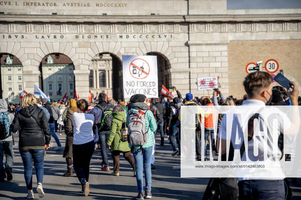 Demonstration gegen Coronamaßnahmen in Wien Plakat: NO FORCED VACCINES Am 20.11.2021 fand in Wien eine Corona-Demonstration gegen die in Österreich beschlossenen Corona Maßnahmen wie der Impfpflicht ab nächstem Jahr oder dem Lockdown für alle statt. An der Demo nahmen mehrere Zehntausende u.a. Querdenker*innen, Coronaleugner*innen, Impfskeptiker*innen und Gegner*inne, Verschwörungsideolog*innen und Nazis teil. * On November 20, 2021 ten thousands protested in Vienna, Austria against the new covid measures in Austria such as a Lockdown for everyone and a mandatory vaccination for everyone. The participants were lateral thinkers, covid deniers, anti-vaxx activists, conspiracy ideologists and neo-nazis Wien Österreich