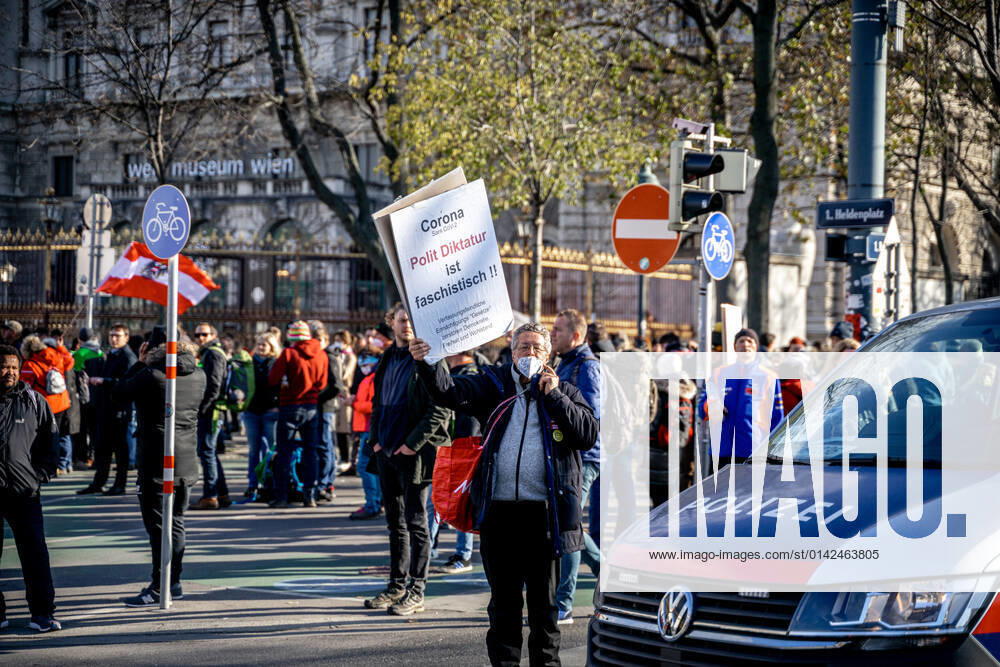 Demonstration gegen Coronamaßnahmen in Wien Plakat: Corona Polit Diktatrur ist faschistisch!! Am 20.11.2021 fand in Wien eine Corona-Demonstration gegen die in Österreich beschlossenen Corona Maßnahmen wie der Impfpflicht ab nächstem Jahr oder dem Lockdown für alle statt. An der Demo nahmen mehrere Zehntausende u.a. Querdenker*innen, Coronaleugner*innen, Impfskeptiker*innen und Gegner*inne, Verschwörungsideolog*innen und Nazis teil. * On November 20, 2021 ten thousands protested in Vienna, Austria against the new covid measures in Austria such as a Lockdown for everyone and a mandatory vaccination for everyone. The participants were lateral thinkers, covid deniers, anti-vaxx activists, conspiracy ideologists and neo-nazis Wien Öster