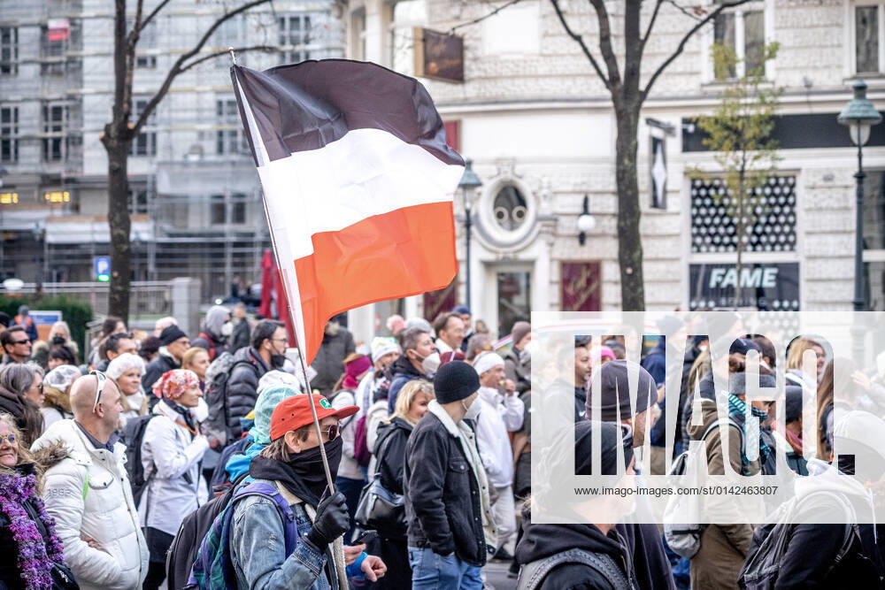 Demonstration gegen Coronamaßnahmen in Wien Am 20.11.2021 fand in Wien eine Corona-Demonstration gegen die in Österreich beschlossenen Corona Maßnahmen wie der Impfpflicht ab nächstem Jahr oder dem Lockdown für alle statt. An der Demo nahmen mehrere Zehntausende u.a. Querdenker*innen, Coronaleugner*innen, Impfskeptiker*innen und Gegner*inne, Verschwörungsideolog*innen und Nazis teil. * On November 20, 2021 ten thousands protested in Vienna, Austria against the new covid measures in Austria such as a Lockdown for everyone and a mandatory vaccination for everyone. The participants were lateral thinkers, covid deniers, anti-vaxx activists, conspiracy ideologists and neo-nazis Wien Österreich