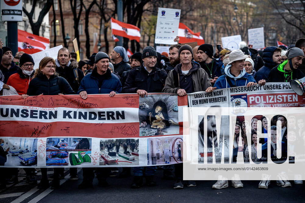 Demonstration gegen Coronamaßnahmen in Wien Am 20.11.2021 fand in Wien eine Corona-Demonstration gegen die in Österreich beschlossenen Corona Maßnahmen wie der Impfpflicht ab nächstem Jahr oder dem Lockdown für alle statt. An der Demo nahmen mehrere Zehntausende u.a. Querdenker*innen, Coronaleugner*innen, Impfskeptiker*innen und Gegner*inne, Verschwörungsideolog*innen und Nazis teil. * On November 20, 2021 ten thousands protested in Vienna, Austria against the new covid measures in Austria such as a Lockdown for everyone and a mandatory vaccination for everyone. The participants were lateral thinkers, covid deniers, anti-vaxx activists, conspiracy ideologists and neo-nazis Wien Österreich