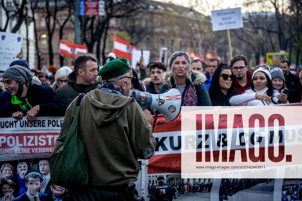 Demonstration gegen Coronamaßnahmen in Wien Am 20.11.2021 fand in Wien eine Corona-Demonstration gegen die in Österreich beschlossenen Corona Maßnahmen wie der Impfpflicht ab nächstem Jahr oder dem Lockdown für alle statt. An der Demo nahmen mehrere Zehntausende u.a. Querdenker*innen, Coronaleugner*innen, Impfskeptiker*innen und Gegner*inne, Verschwörungsideolog*innen und Nazis teil. * On November 20, 2021 ten thousands protested in Vienna, Austria against the new covid measures in Austria such as a Lockdown for everyone and a mandatory vaccination for everyone. The participants were lateral thinkers, covid deniers, anti-vaxx activists, conspiracy ideologists and neo-nazis Wien Österreich
