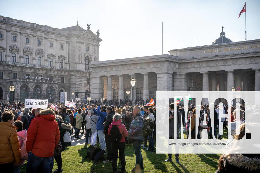 Demonstration gegen Coronamaßnahmen in Wien Am 20.11.2021 fand in Wien eine Corona-Demonstration gegen die in Österreich beschlossenen Corona Maßnahmen wie der Impfpflicht ab nächstem Jahr oder dem Lockdown für alle statt. An der Demo nahmen mehrere Zehntausende u.a. Querdenker*innen, Coronaleugner*innen, Impfskeptiker*innen und Gegner*inne, Verschwörungsideolog*innen und Nazis teil. * On November 20, 2021 ten thousands protested in Vienna, Austria against the new covid measures in Austria such as a Lockdown for everyone and a mandatory vaccination for everyone. The participants were lateral thinkers, covid deniers, anti-vaxx activists, conspiracy ideologists and neo-nazis Wien Österreich