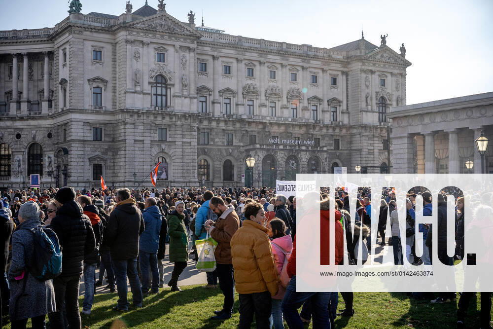 Demonstration gegen Coronamaßnahmen in Wien Am 20.11.2021 fand in Wien eine Corona-Demonstration gegen die in Österreich beschlossenen Corona Maßnahmen wie der Impfpflicht ab nächstem Jahr oder dem Lockdown für alle statt. An der Demo nahmen mehrere Zehntausende u.a. Querdenker*innen, Coronaleugner*innen, Impfskeptiker*innen und Gegner*inne, Verschwörungsideolog*innen und Nazis teil. * On November 20, 2021 ten thousands protested in Vienna, Austria against the new covid measures in Austria such as a Lockdown for everyone and a mandatory vaccination for everyone. The participants were lateral thinkers, covid deniers, anti-vaxx activists, conspiracy ideologists and neo-nazis Wien Österreich