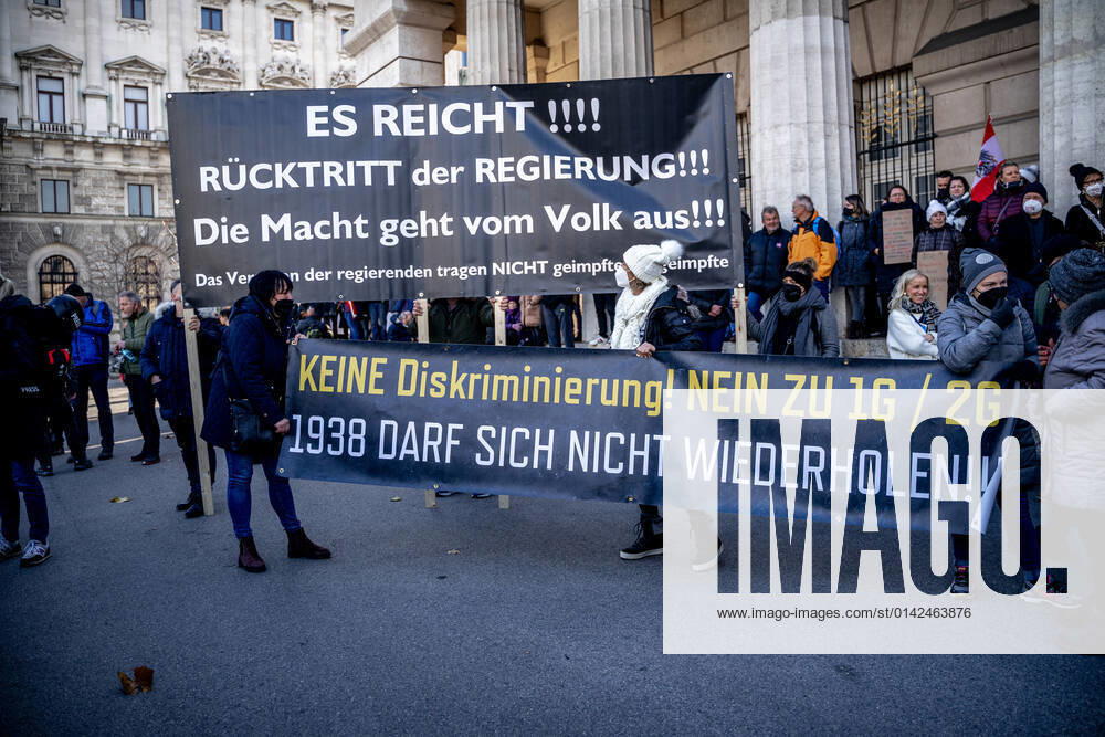 Demonstration gegen Coronamaßnahmen in Wien Banner: KEINE Diskriminiegrun NEIN ZU 1G 2G 1938 Darf sich nicht wiederholen! Am 20.11.2021 fand in Wien eine Corona-Demonstration gegen die in Österreich beschlossenen Corona Maßnahmen wie der Impfpflicht ab nächstem Jahr oder dem Lockdown für alle statt. An der Demo nahmen mehrere Zehntausende u.a. Querdenker*innen, Coronaleugner*innen, Impfskeptiker*innen und Gegner*inne, Verschwörungsideolog*innen und Nazis teil. * On November 20, 2021 ten thousands protested in Vienna, Austria against the new covid measures in Austria such as a Lockdown for everyone and a mandatory vaccination for everyone. The participants were lateral thinkers, covid deniers, anti-vaxx activists, conspiracy ideologi