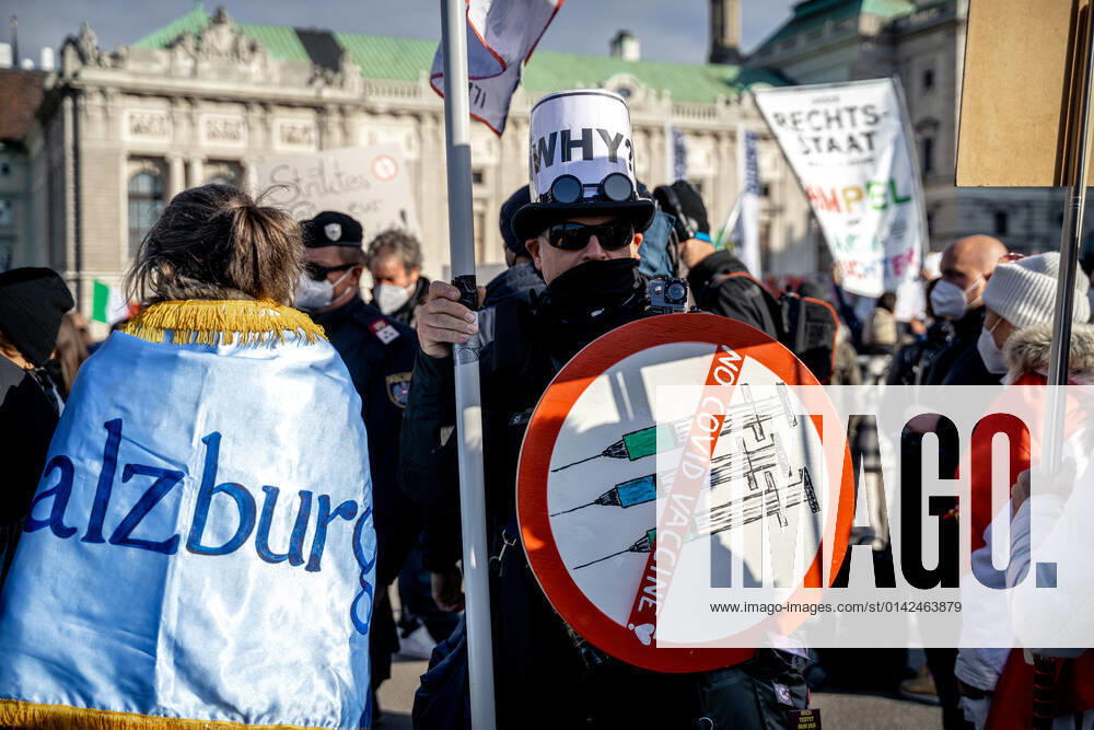 Demonstration gegen Coronamaßnahmen in Wien Am 20.11.2021 fand in Wien eine Corona-Demonstration gegen die in Österreich beschlossenen Corona Maßnahmen wie der Impfpflicht ab nächstem Jahr oder dem Lockdown für alle statt. An der Demo nahmen mehrere Zehntausende u.a. Querdenker*innen, Coronaleugner*innen, Impfskeptiker*innen und Gegner*inne, Verschwörungsideolog*innen und Nazis teil. * On November 20, 2021 ten thousands protested in Vienna, Austria against the new covid measures in Austria such as a Lockdown for everyone and a mandatory vaccination for everyone. The participants were lateral thinkers, covid deniers, anti-vaxx activists, conspiracy ideologists and neo-nazis Wien Österreich