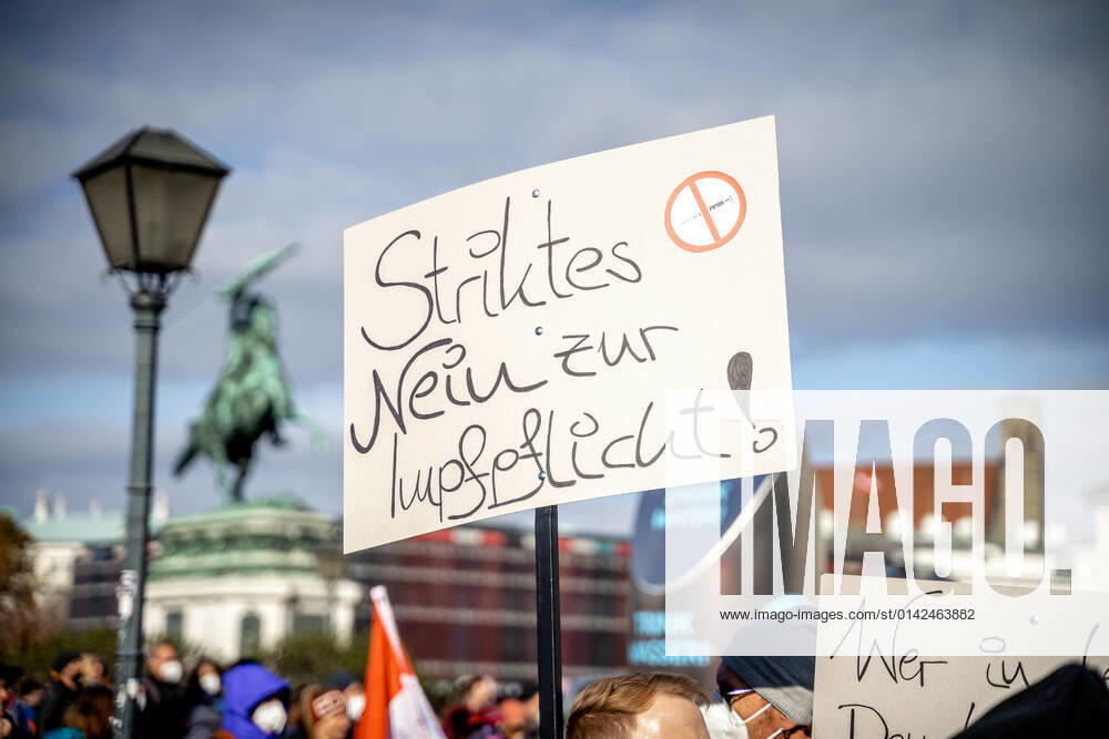Demonstration gegen Coronamaßnahmen in Wien Plakat: Striktes Nein zur Impfpflicht Am 20.11.2021 fand in Wien eine Corona-Demonstration gegen die in Österreich beschlossenen Corona Maßnahmen wie der Impfpflicht ab nächstem Jahr oder dem Lockdown für alle statt. An der Demo nahmen mehrere Zehntausende u.a. Querdenker*innen, Coronaleugner*innen, Impfskeptiker*innen und Gegner*inne, Verschwörungsideolog*innen und Nazis teil. * On November 20, 2021 ten thousands protested in Vienna, Austria against the new covid measures in Austria such as a Lockdown for everyone and a mandatory vaccination for everyone. The participants were lateral thinkers, covid deniers, anti-vaxx activists, conspiracy ideologists and neo-nazis Wien Österreich