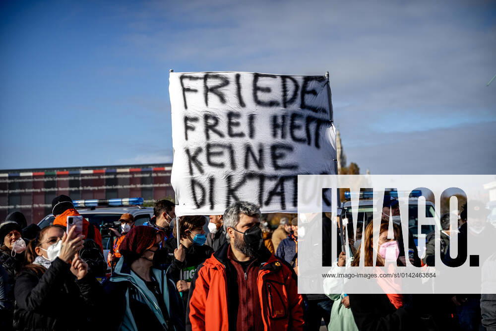 Demonstration gegen Coronamaßnahmen in Wien Banner: FRIEDE FREIHEIT KEINE DIKTATUR. Am 20.11.2021 fand in Wien eine Corona-Demonstration gegen die in Österreich beschlossenen Corona Maßnahmen wie der Impfpflicht ab nächstem Jahr oder dem Lockdown für alle statt. An der Demo nahmen mehrere Zehntausende u.a. Querdenker*innen, Coronaleugner*innen, Impfskeptiker*innen und Gegner*inne, Verschwörungsideolog*innen und Nazis teil. * On November 20, 2021 ten thousands protested in Vienna, Austria against the new covid measures in Austria such as a Lockdown for everyone and a mandatory vaccination for everyone. The participants were lateral thinkers, covid deniers, anti-vaxx activists, conspiracy ideologists and neo-nazis Wien Österreich