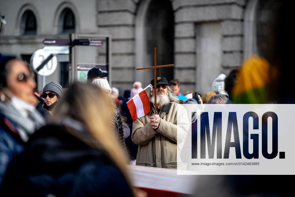 Demonstration gegen Coronamaßnahmen in Wien Am 20.11.2021 fand in Wien eine Corona-Demonstration gegen die in Österreich beschlossenen Corona Maßnahmen wie der Impfpflicht ab nächstem Jahr oder dem Lockdown für alle statt. An der Demo nahmen mehrere Zehntausende u.a. Querdenker*innen, Coronaleugner*innen, Impfskeptiker*innen und Gegner*inne, Verschwörungsideolog*innen und Nazis teil. * On November 20, 2021 ten thousands protested in Vienna, Austria against the new covid measures in Austria such as a Lockdown for everyone and a mandatory vaccination for everyone. The participants were lateral thinkers, covid deniers, anti-vaxx activists, conspiracy ideologists and neo-nazis Wien Österreich