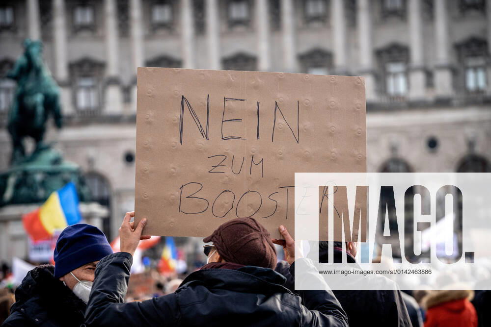 Demonstration gegen Coronamaßnahmen in Wien Plakat: NEIN ZUM BOOSTER Am 20.11.2021 fand in Wien eine Corona-Demonstration gegen die in Österreich beschlossenen Corona Maßnahmen wie der Impfpflicht ab nächstem Jahr oder dem Lockdown für alle statt. An der Demo nahmen mehrere Zehntausende u.a. Querdenker*innen, Coronaleugner*innen, Impfskeptiker*innen und Gegner*inne, Verschwörungsideolog*innen und Nazis teil. * On November 20, 2021 ten thousands protested in Vienna, Austria against the new covid measures in Austria such as a Lockdown for everyone and a mandatory vaccination for everyone. The participants were lateral thinkers, covid deniers, anti-vaxx activists, conspiracy ideologists and neo-nazis Wien Österreich