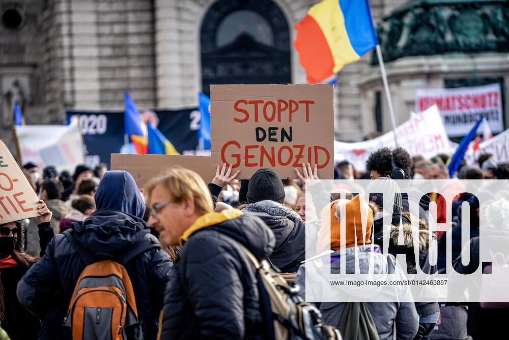 Demonstration gegen Coronamaßnahmen in Wien Plakat: STOPPT DEN GENOZID Am 20.11.2021 fand in Wien eine Corona-Demonstration gegen die in Österreich beschlossenen Corona Maßnahmen wie der Impfpflicht ab nächstem Jahr oder dem Lockdown für alle statt. An der Demo nahmen mehrere Zehntausende u.a. Querdenker*innen, Coronaleugner*innen, Impfskeptiker*innen und Gegner*inne, Verschwörungsideolog*innen und Nazis teil. * On November 20, 2021 ten thousands protested in Vienna, Austria against the new covid measures in Austria such as a Lockdown for everyone and a mandatory vaccination for everyone. The participants were lateral thinkers, covid deniers, anti-vaxx activists, conspiracy ideologists and neo-nazis Wien Österreich