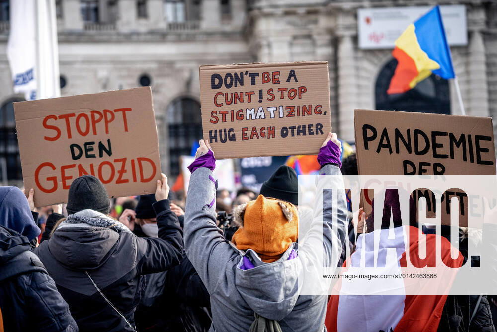 Demonstration gegen Coronamaßnahmen in Wien Plakat: STOPPT DEN GENOZID Am 20.11.2021 fand in Wien eine Corona-Demonstration gegen die in Österreich beschlossenen Corona Maßnahmen wie der Impfpflicht ab nächstem Jahr oder dem Lockdown für alle statt. An der Demo nahmen mehrere Zehntausende u.a. Querdenker*innen, Coronaleugner*innen, Impfskeptiker*innen und Gegner*inne, Verschwörungsideolog*innen und Nazis teil. * On November 20, 2021 ten thousands protested in Vienna, Austria against the new covid measures in Austria such as a Lockdown for everyone and a mandatory vaccination for everyone. The participants were lateral thinkers, covid deniers, anti-vaxx activists, conspiracy ideologists and neo-nazis Wien Österreich