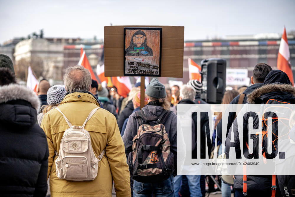 Demonstration gegen Coronamaßnahmen in Wien Am 20.11.2021 fand in Wien eine Corona-Demonstration gegen die in Österreich beschlossenen Corona Maßnahmen wie der Impfpflicht ab nächstem Jahr oder dem Lockdown für alle statt. An der Demo nahmen mehrere Zehntausende u.a. Querdenker*innen, Coronaleugner*innen, Impfskeptiker*innen und Gegner*inne, Verschwörungsideolog*innen und Nazis teil. * On November 20, 2021 ten thousands protested in Vienna, Austria against the new covid measures in Austria such as a Lockdown for everyone and a mandatory vaccination for everyone. The participants were lateral thinkers, covid deniers, anti-vaxx activists, conspiracy ideologists and neo-nazis Wien Österreich