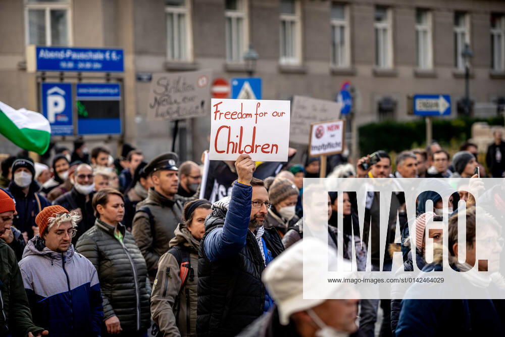 Demonstration gegen Coronamaßnahmen in Wien Am 20.11.2021 fand in Wien eine Corona-Demonstration gegen die in Österreich beschlossenen Corona Maßnahmen wie der Impfpflicht ab nächstem Jahr oder dem Lockdown für alle statt. An der Demo nahmen mehrere Zehntausende u.a. Querdenker*innen, Coronaleugner*innen, Impfskeptiker*innen und Gegner*inne, Verschwörungsideolog*innen und Nazis teil. * On November 20, 2021 ten thousands protested in Vienna, Austria against the new covid measures in Austria such as a Lockdown for everyone and a mandatory vaccination for everyone. The participants were lateral thinkers, covid deniers, anti-vaxx activists, conspiracy ideologists and neo-nazis Wien Österreich
