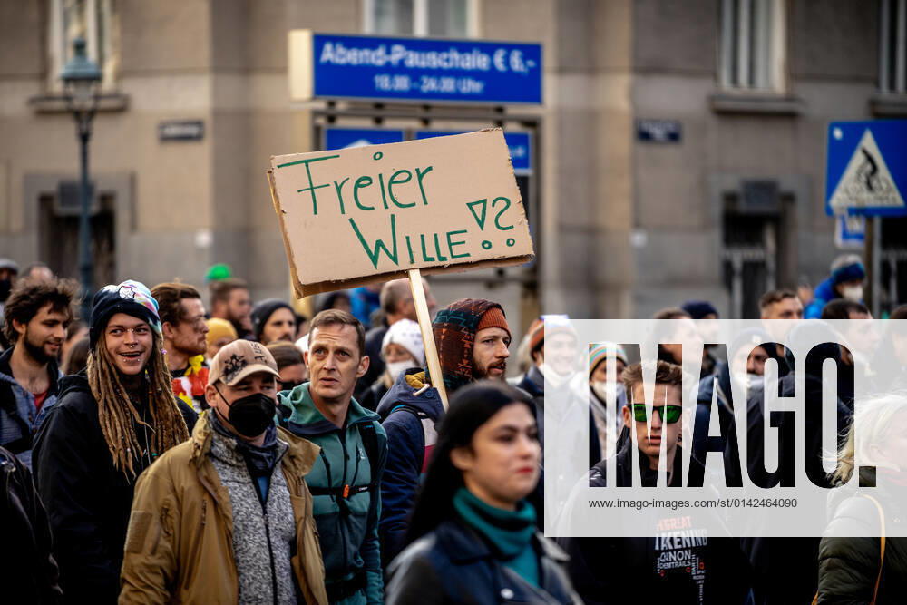Demonstration gegen Coronamaßnahmen in Wien Plakat: FREIER WILLE Am 20.11.2021 fand in Wien eine Corona-Demonstration gegen die in Österreich beschlossenen Corona Maßnahmen wie der Impfpflicht ab nächstem Jahr oder dem Lockdown für alle statt. An der Demo nahmen mehrere Zehntausende u.a. Querdenker*innen, Coronaleugner*innen, Impfskeptiker*innen und Gegner*inne, Verschwörungsideolog*innen und Nazis teil. * On November 20, 2021 ten thousands protested in Vienna, Austria against the new covid measures in Austria such as a Lockdown for everyone and a mandatory vaccination for everyone. The participants were lateral thinkers, covid deniers, anti-vaxx activists, conspiracy ideologists and neo-nazis Wien Österreich