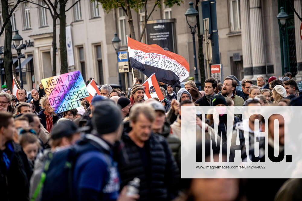 Demonstration gegen Coronamaßnahmen in Wien Reichsflagge in Demo. Am 20.11.2021 fand in Wien eine Corona-Demonstration gegen die in Österreich beschlossenen Corona Maßnahmen wie der Impfpflicht ab nächstem Jahr oder dem Lockdown für alle statt. An der Demo nahmen mehrere Zehntausende u.a. Querdenker*innen, Coronaleugner*innen, Impfskeptiker*innen und Gegner*inne, Verschwörungsideolog*innen und Nazis teil. * On November 20, 2021 ten thousands protested in Vienna, Austria against the new covid measures in Austria such as a Lockdown for everyone and a mandatory vaccination for everyone. The participants were lateral thinkers, covid deniers, anti-vaxx activists, conspiracy ideologists and neo-nazis Wien Österreich