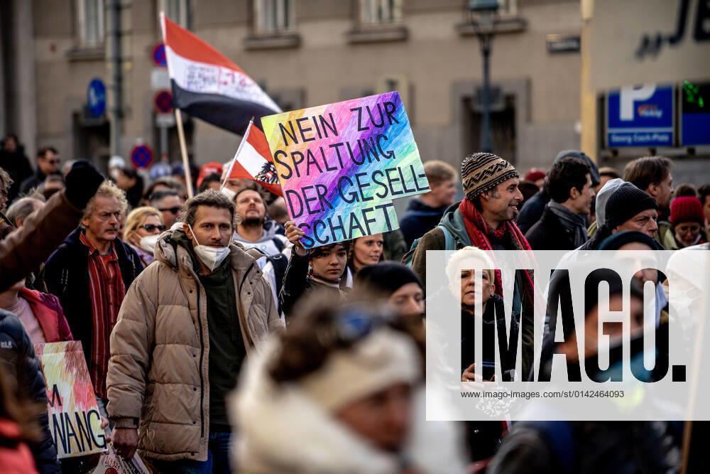 Demonstration gegen Coronamaßnahmen in Wien Am 20.11.2021 fand in Wien eine Corona-Demonstration gegen die in Österreich beschlossenen Corona Maßnahmen wie der Impfpflicht ab nächstem Jahr oder dem Lockdown für alle statt. An der Demo nahmen mehrere Zehntausende u.a. Querdenker*innen, Coronaleugner*innen, Impfskeptiker*innen und Gegner*inne, Verschwörungsideolog*innen und Nazis teil. * On November 20, 2021 ten thousands protested in Vienna, Austria against the new covid measures in Austria such as a Lockdown for everyone and a mandatory vaccination for everyone. The participants were lateral thinkers, covid deniers, anti-vaxx activists, conspiracy ideologists and neo-nazis Wien Österreich