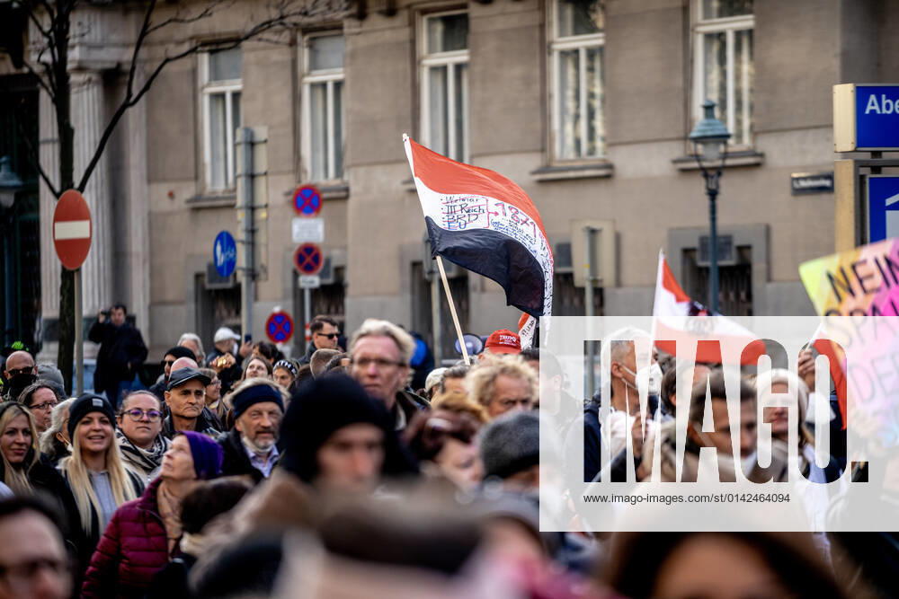 Demonstration gegen Coronamaßnahmen in Wien Reichsflagge in Demo. Am 20.11.2021 fand in Wien eine Corona-Demonstration gegen die in Österreich beschlossenen Corona Maßnahmen wie der Impfpflicht ab nächstem Jahr oder dem Lockdown für alle statt. An der Demo nahmen mehrere Zehntausende u.a. Querdenker*innen, Coronaleugner*innen, Impfskeptiker*innen und Gegner*inne, Verschwörungsideolog*innen und Nazis teil. * On November 20, 2021 ten thousands protested in Vienna, Austria against the new covid measures in Austria such as a Lockdown for everyone and a mandatory vaccination for everyone. The participants were lateral thinkers, covid deniers, anti-vaxx activists, conspiracy ideologists and neo-nazis Wien Österreich