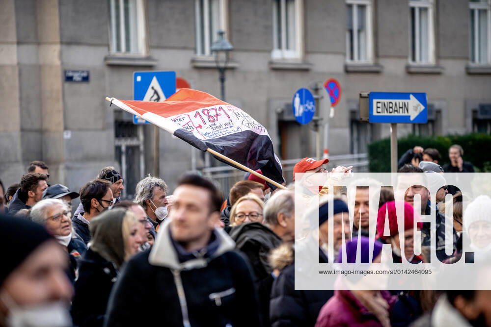 Demonstration gegen Coronamaßnahmen in Wien Reichsflagge in Demo. Am 20.11.2021 fand in Wien eine Corona-Demonstration gegen die in Österreich beschlossenen Corona Maßnahmen wie der Impfpflicht ab nächstem Jahr oder dem Lockdown für alle statt. An der Demo nahmen mehrere Zehntausende u.a. Querdenker*innen, Coronaleugner*innen, Impfskeptiker*innen und Gegner*inne, Verschwörungsideolog*innen und Nazis teil. * On November 20, 2021 ten thousands protested in Vienna, Austria against the new covid measures in Austria such as a Lockdown for everyone and a mandatory vaccination for everyone. The participants were lateral thinkers, covid deniers, anti-vaxx activists, conspiracy ideologists and neo-nazis Wien Österreich