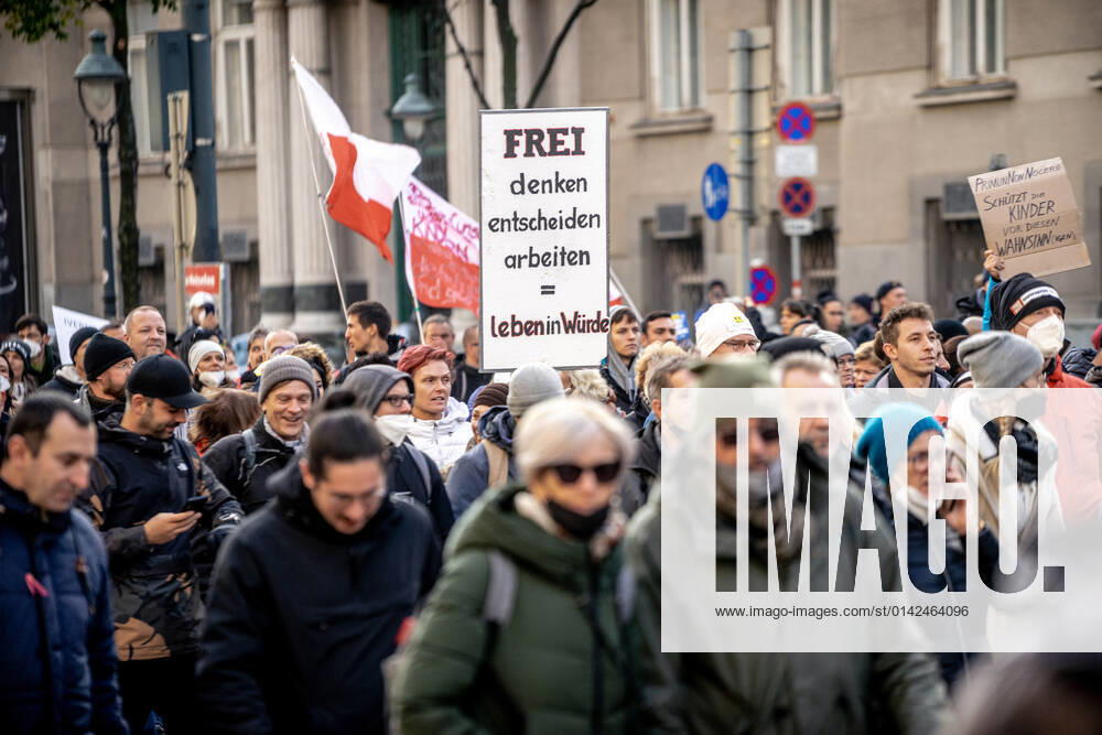 Demonstration gegen Coronamaßnahmen in Wien Am 20.11.2021 fand in Wien eine Corona-Demonstration gegen die in Österreich beschlossenen Corona Maßnahmen wie der Impfpflicht ab nächstem Jahr oder dem Lockdown für alle statt. An der Demo nahmen mehrere Zehntausende u.a. Querdenker*innen, Coronaleugner*innen, Impfskeptiker*innen und Gegner*inne, Verschwörungsideolog*innen und Nazis teil. * On November 20, 2021 ten thousands protested in Vienna, Austria against the new covid measures in Austria such as a Lockdown for everyone and a mandatory vaccination for everyone. The participants were lateral thinkers, covid deniers, anti-vaxx activists, conspiracy ideologists and neo-nazis Wien Österreich