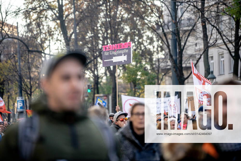 Demonstration gegen Coronamaßnahmen in Wien Plakat: Freiheit für Ungeimpfte Am 20.11.2021 fand in Wien eine Corona-Demonstration gegen die in Österreich beschlossenen Corona Maßnahmen wie der Impfpflicht ab nächstem Jahr oder dem Lockdown für alle statt. An der Demo nahmen mehrere Zehntausende u.a. Querdenker*innen, Coronaleugner*innen, Impfskeptiker*innen und Gegner*inne, Verschwörungsideolog*innen und Nazis teil. * On November 20, 2021 ten thousands protested in Vienna, Austria against the new covid measures in Austria such as a Lockdown for everyone and a mandatory vaccination for everyone. The participants were lateral thinkers, covid deniers, anti-vaxx activists, conspiracy ideologists and neo-nazis Wien Österreich