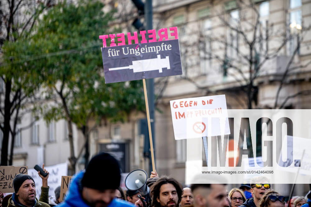 Demonstration gegen Coronamaßnahmen in Wien Plakat: Freiheit für Ungeimpfte Am 20.11.2021 fand in Wien eine Corona-Demonstration gegen die in Österreich beschlossenen Corona Maßnahmen wie der Impfpflicht ab nächstem Jahr oder dem Lockdown für alle statt. An der Demo nahmen mehrere Zehntausende u.a. Querdenker*innen, Coronaleugner*innen, Impfskeptiker*innen und Gegner*inne, Verschwörungsideolog*innen und Nazis teil. * On November 20, 2021 ten thousands protested in Vienna, Austria against the new covid measures in Austria such as a Lockdown for everyone and a mandatory vaccination for everyone. The participants were lateral thinkers, covid deniers, anti-vaxx activists, conspiracy ideologists and neo-nazis Wien Österreich
