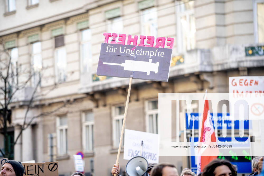 Demonstration gegen Coronamaßnahmen in Wien Plakat: Freiheit für Ungeimpfte Am 20.11.2021 fand in Wien eine Corona-Demonstration gegen die in Österreich beschlossenen Corona Maßnahmen wie der Impfpflicht ab nächstem Jahr oder dem Lockdown für alle statt. An der Demo nahmen mehrere Zehntausende u.a. Querdenker*innen, Coronaleugner*innen, Impfskeptiker*innen und Gegner*inne, Verschwörungsideolog*innen und Nazis teil. * On November 20, 2021 ten thousands protested in Vienna, Austria against the new covid measures in Austria such as a Lockdown for everyone and a mandatory vaccination for everyone. The participants were lateral thinkers, covid deniers, anti-vaxx activists, conspiracy ideologists and neo-nazis Wien Österreich