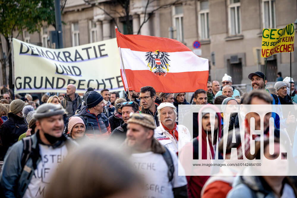 Demonstration gegen Coronamaßnahmen in Wien Am 20.11.2021 fand in Wien eine Corona-Demonstration gegen die in Österreich beschlossenen Corona Maßnahmen wie der Impfpflicht ab nächstem Jahr oder dem Lockdown für alle statt. An der Demo nahmen mehrere Zehntausende u.a. Querdenker*innen, Coronaleugner*innen, Impfskeptiker*innen und Gegner*inne, Verschwörungsideolog*innen und Nazis teil. * On November 20, 2021 ten thousands protested in Vienna, Austria against the new covid measures in Austria such as a Lockdown for everyone and a mandatory vaccination for everyone. The participants were lateral thinkers, covid deniers, anti-vaxx activists, conspiracy ideologists and neo-nazis Wien Österreich