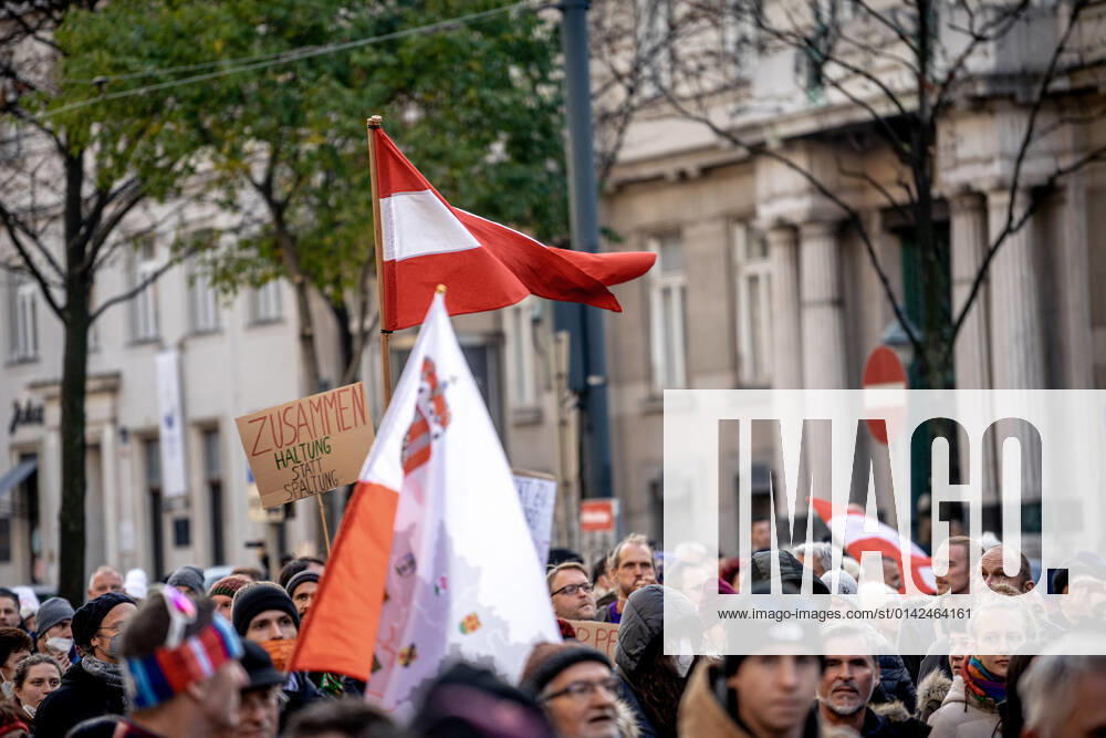 Demonstration gegen Coronamaßnahmen in Wien Am 20.11.2021 fand in Wien eine Corona-Demonstration gegen die in Österreich beschlossenen Corona Maßnahmen wie der Impfpflicht ab nächstem Jahr oder dem Lockdown für alle statt. An der Demo nahmen mehrere Zehntausende u.a. Querdenker*innen, Coronaleugner*innen, Impfskeptiker*innen und Gegner*inne, Verschwörungsideolog*innen und Nazis teil. * On November 20, 2021 ten thousands protested in Vienna, Austria against the new covid measures in Austria such as a Lockdown for everyone and a mandatory vaccination for everyone. The participants were lateral thinkers, covid deniers, anti-vaxx activists, conspiracy ideologists and neo-nazis Wien Österreich