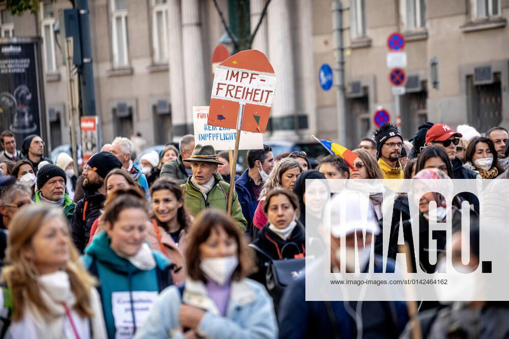 Demonstration gegen Coronamaßnahmen in Wien Am 20.11.2021 fand in Wien eine Corona-Demonstration gegen die in Österreich beschlossenen Corona Maßnahmen wie der Impfpflicht ab nächstem Jahr oder dem Lockdown für alle statt. An der Demo nahmen mehrere Zehntausende u.a. Querdenker*innen, Coronaleugner*innen, Impfskeptiker*innen und Gegner*inne, Verschwörungsideolog*innen und Nazis teil. * On November 20, 2021 ten thousands protested in Vienna, Austria against the new covid measures in Austria such as a Lockdown for everyone and a mandatory vaccination for everyone. The participants were lateral thinkers, covid deniers, anti-vaxx activists, conspiracy ideologists and neo-nazis Wien Österreich