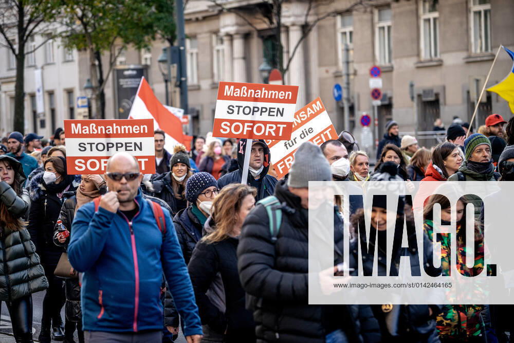 Demonstration gegen Coronamaßnahmen in Wien Am 20.11.2021 fand in Wien eine Corona-Demonstration gegen die in Österreich beschlossenen Corona Maßnahmen wie der Impfpflicht ab nächstem Jahr oder dem Lockdown für alle statt. An der Demo nahmen mehrere Zehntausende u.a. Querdenker*innen, Coronaleugner*innen, Impfskeptiker*innen und Gegner*inne, Verschwörungsideolog*innen und Nazis teil. * On November 20, 2021 ten thousands protested in Vienna, Austria against the new covid measures in Austria such as a Lockdown for everyone and a mandatory vaccination for everyone. The participants were lateral thinkers, covid deniers, anti-vaxx activists, conspiracy ideologists and neo-nazis Wien Österreich