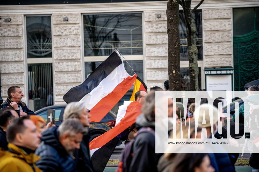 Demonstration gegen Coronamaßnahmen in Wien Am 20.11.2021 fand in Wien eine Corona-Demonstration gegen die in Österreich beschlossenen Corona Maßnahmen wie der Impfpflicht ab nächstem Jahr oder dem Lockdown für alle statt. An der Demo nahmen mehrere Zehntausende u.a. Querdenker*innen, Coronaleugner*innen, Impfskeptiker*innen und Gegner*inne, Verschwörungsideolog*innen und Nazis teil. * On November 20, 2021 ten thousands protested in Vienna, Austria against the new covid measures in Austria such as a Lockdown for everyone and a mandatory vaccination for everyone. The participants were lateral thinkers, covid deniers, anti-vaxx activists, conspiracy ideologists and neo-nazis Wien Österreich