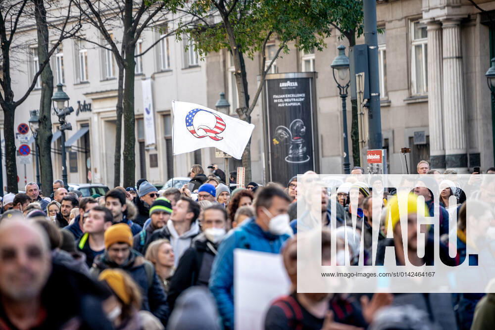 Demonstration gegen Coronamaßnahmen in Wien Am 20.11.2021 fand in Wien eine Corona-Demonstration gegen die in Österreich beschlossenen Corona Maßnahmen wie der Impfpflicht ab nächstem Jahr oder dem Lockdown für alle statt. An der Demo nahmen mehrere Zehntausende u.a. Querdenker*innen, Coronaleugner*innen, Impfskeptiker*innen und Gegner*inne, Verschwörungsideolog*innen und Nazis teil. * On November 20, 2021 ten thousands protested in Vienna, Austria against the new covid measures in Austria such as a Lockdown for everyone and a mandatory vaccination for everyone. The participants were lateral thinkers, covid deniers, anti-vaxx activists, conspiracy ideologists and neo-nazis Wien Österreich