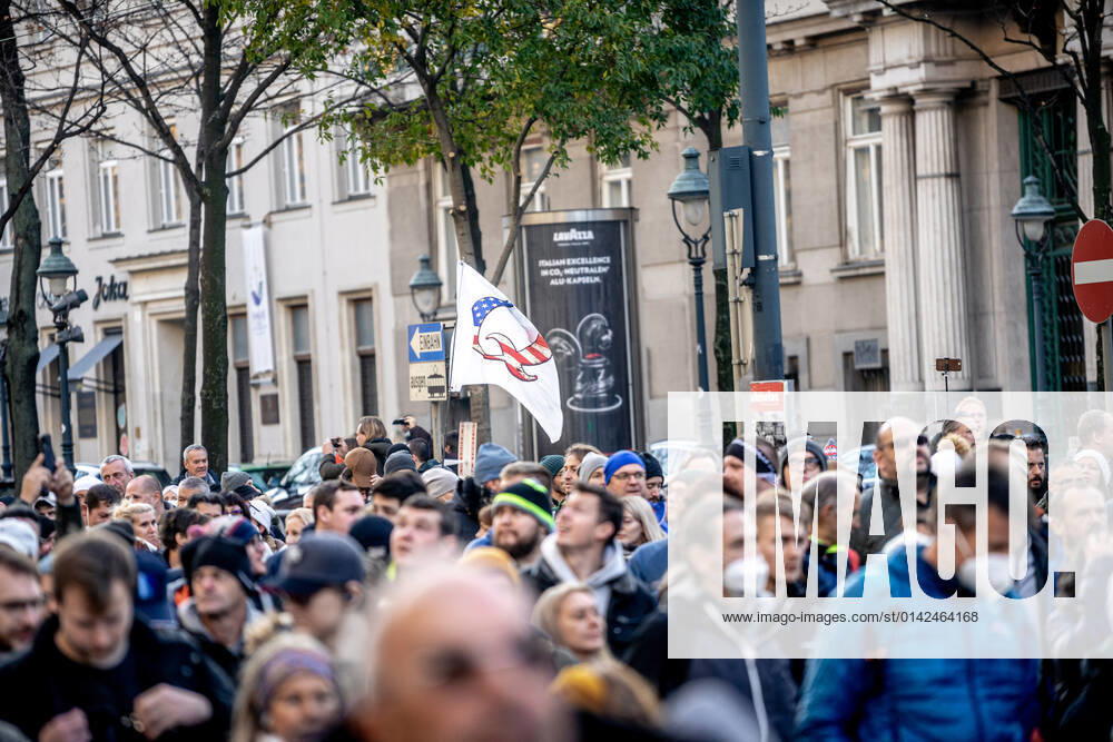 Demonstration gegen Coronamaßnahmen in Wien Am 20.11.2021 fand in Wien eine Corona-Demonstration gegen die in Österreich beschlossenen Corona Maßnahmen wie der Impfpflicht ab nächstem Jahr oder dem Lockdown für alle statt. An der Demo nahmen mehrere Zehntausende u.a. Querdenker*innen, Coronaleugner*innen, Impfskeptiker*innen und Gegner*inne, Verschwörungsideolog*innen und Nazis teil. * On November 20, 2021 ten thousands protested in Vienna, Austria against the new covid measures in Austria such as a Lockdown for everyone and a mandatory vaccination for everyone. The participants were lateral thinkers, covid deniers, anti-vaxx activists, conspiracy ideologists and neo-nazis Wien Österreich