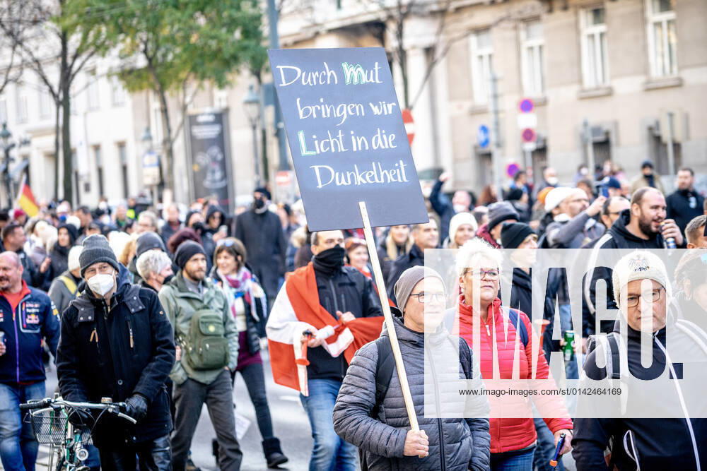 Demonstration gegen Coronamaßnahmen in Wien Am 20.11.2021 fand in Wien eine Corona-Demonstration gegen die in Österreich beschlossenen Corona Maßnahmen wie der Impfpflicht ab nächstem Jahr oder dem Lockdown für alle statt. An der Demo nahmen mehrere Zehntausende u.a. Querdenker*innen, Coronaleugner*innen, Impfskeptiker*innen und Gegner*inne, Verschwörungsideolog*innen und Nazis teil. * On November 20, 2021 ten thousands protested in Vienna, Austria against the new covid measures in Austria such as a Lockdown for everyone and a mandatory vaccination for everyone. The participants were lateral thinkers, covid deniers, anti-vaxx activists, conspiracy ideologists and neo-nazis Wien Österreich