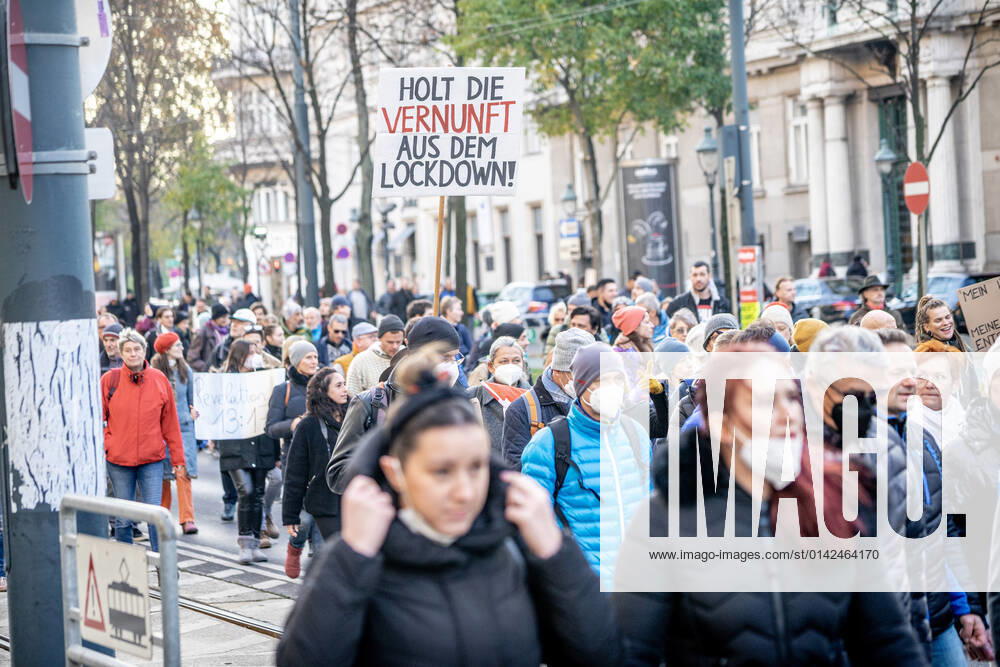 Demonstration gegen Coronamaßnahmen in Wien Am 20.11.2021 fand in Wien eine Corona-Demonstration gegen die in Österreich beschlossenen Corona Maßnahmen wie der Impfpflicht ab nächstem Jahr oder dem Lockdown für alle statt. An der Demo nahmen mehrere Zehntausende u.a. Querdenker*innen, Coronaleugner*innen, Impfskeptiker*innen und Gegner*inne, Verschwörungsideolog*innen und Nazis teil. * On November 20, 2021 ten thousands protested in Vienna, Austria against the new covid measures in Austria such as a Lockdown for everyone and a mandatory vaccination for everyone. The participants were lateral thinkers, covid deniers, anti-vaxx activists, conspiracy ideologists and neo-nazis Wien Österreich