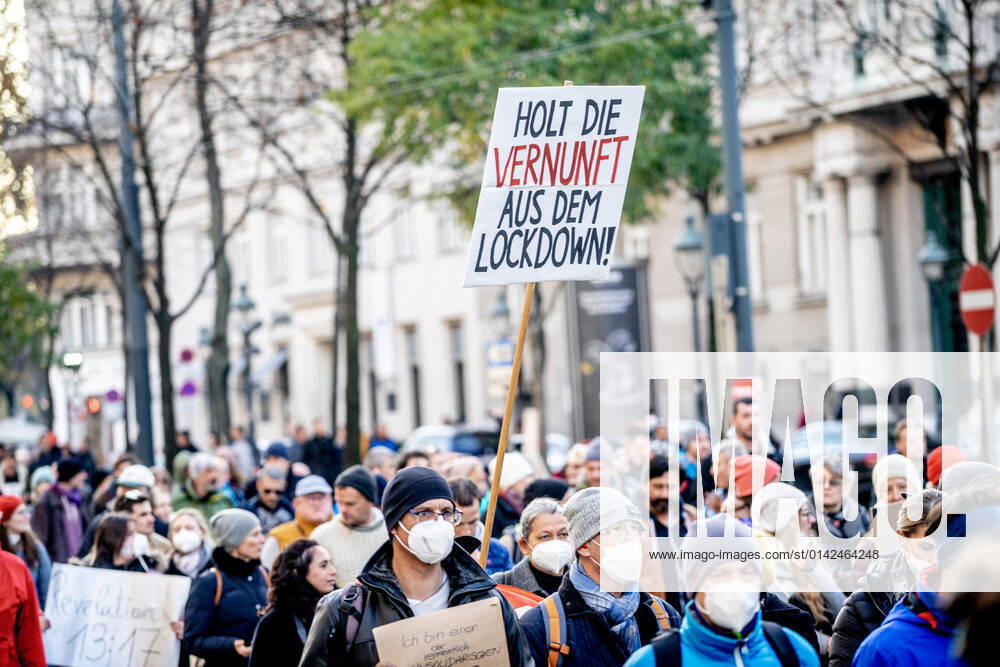 Demonstration gegen Coronamaßnahmen in Wien Am 20.11.2021 fand in Wien eine Corona-Demonstration gegen die in Österreich beschlossenen Corona Maßnahmen wie der Impfpflicht ab nächstem Jahr oder dem Lockdown für alle statt. An der Demo nahmen mehrere Zehntausende u.a. Querdenker*innen, Coronaleugner*innen, Impfskeptiker*innen und Gegner*inne, Verschwörungsideolog*innen und Nazis teil. * On November 20, 2021 ten thousands protested in Vienna, Austria against the new covid measures in Austria such as a Lockdown for everyone and a mandatory vaccination for everyone. The participants were lateral thinkers, covid deniers, anti-vaxx activists, conspiracy ideologists and neo-nazis Wien Österreich