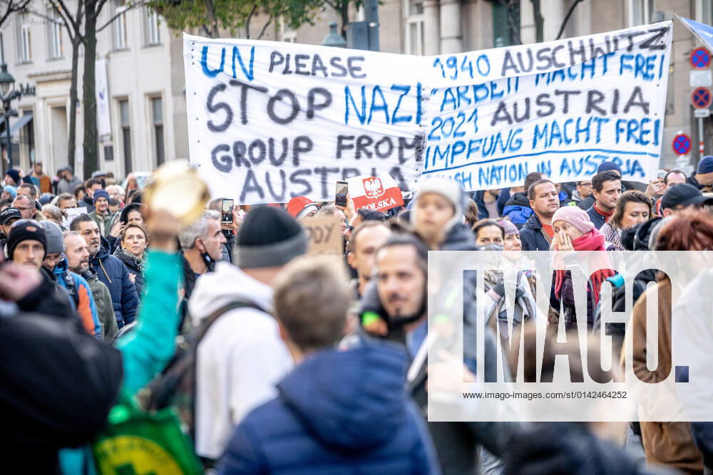 Demonstration gegen Coronamaßnahmen in Wien Am 20.11.2021 fand in Wien eine Corona-Demonstration gegen die in Österreich beschlossenen Corona Maßnahmen wie der Impfpflicht ab nächstem Jahr oder dem Lockdown für alle statt. An der Demo nahmen mehrere Zehntausende u.a. Querdenker*innen, Coronaleugner*innen, Impfskeptiker*innen und Gegner*inne, Verschwörungsideolog*innen und Nazis teil. * On November 20, 2021 ten thousands protested in Vienna, Austria against the new covid measures in Austria such as a Lockdown for everyone and a mandatory vaccination for everyone. The participants were lateral thinkers, covid deniers, anti-vaxx activists, conspiracy ideologists and neo-nazis Wien Österreich