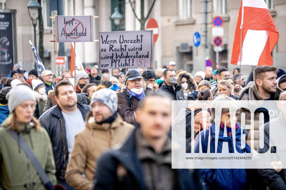 Demonstration gegen Coronamaßnahmen in Wien Am 20.11.2021 fand in Wien eine Corona-Demonstration gegen die in Österreich beschlossenen Corona Maßnahmen wie der Impfpflicht ab nächstem Jahr oder dem Lockdown für alle statt. An der Demo nahmen mehrere Zehntausende u.a. Querdenker*innen, Coronaleugner*innen, Impfskeptiker*innen und Gegner*inne, Verschwörungsideolog*innen und Nazis teil. * On November 20, 2021 ten thousands protested in Vienna, Austria against the new covid measures in Austria such as a Lockdown for everyone and a mandatory vaccination for everyone. The participants were lateral thinkers, covid deniers, anti-vaxx activists, conspiracy ideologists and neo-nazis Wien Österreich