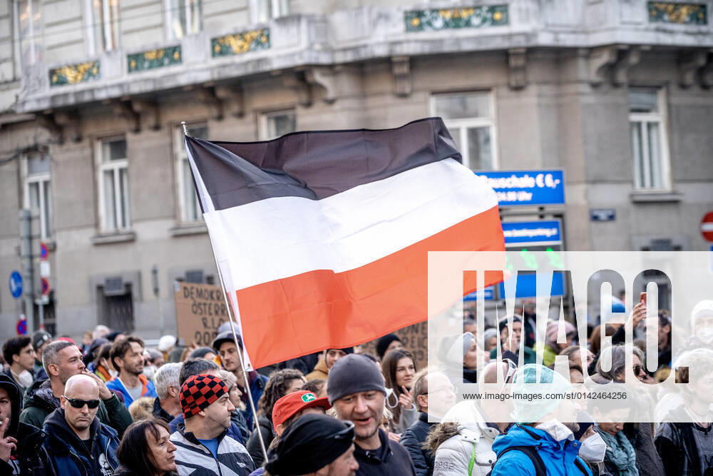 Demonstration gegen Coronamaßnahmen in Wien Am 20.11.2021 fand in Wien eine Corona-Demonstration gegen die in Österreich beschlossenen Corona Maßnahmen wie der Impfpflicht ab nächstem Jahr oder dem Lockdown für alle statt. An der Demo nahmen mehrere Zehntausende u.a. Querdenker*innen, Coronaleugner*innen, Impfskeptiker*innen und Gegner*inne, Verschwörungsideolog*innen und Nazis teil. * On November 20, 2021 ten thousands protested in Vienna, Austria against the new covid measures in Austria such as a Lockdown for everyone and a mandatory vaccination for everyone. The participants were lateral thinkers, covid deniers, anti-vaxx activists, conspiracy ideologists and neo-nazis Wien Österreich