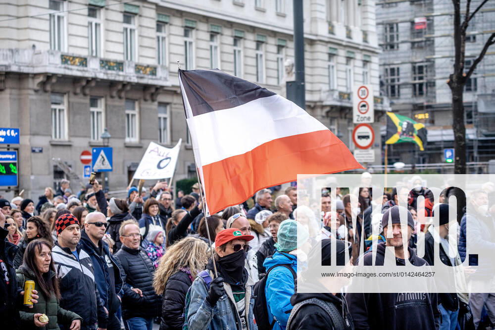 Demonstration gegen Coronamaßnahmen in Wien Am 20.11.2021 fand in Wien eine Corona-Demonstration gegen die in Österreich beschlossenen Corona Maßnahmen wie der Impfpflicht ab nächstem Jahr oder dem Lockdown für alle statt. An der Demo nahmen mehrere Zehntausende u.a. Querdenker*innen, Coronaleugner*innen, Impfskeptiker*innen und Gegner*inne, Verschwörungsideolog*innen und Nazis teil. * On November 20, 2021 ten thousands protested in Vienna, Austria against the new covid measures in Austria such as a Lockdown for everyone and a mandatory vaccination for everyone. The participants were lateral thinkers, covid deniers, anti-vaxx activists, conspiracy ideologists and neo-nazis Wien Österreich
