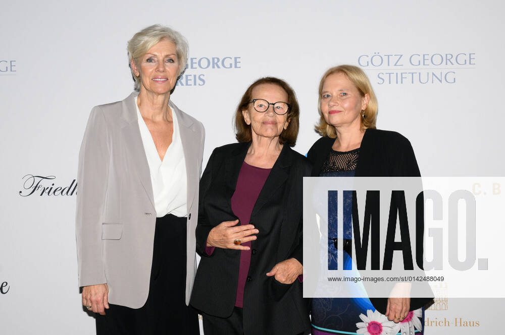Berlin GER, Berlin, 21.11.21, Goetz George Preis 4 - Red Carpet v.l. Marika George, Gudrun Ritter - Preistraegerin, Franziska Ritter, Goetz George Preis 4 - Red Carpet, Kaiserin-Friedrich-Haus, 21.11.21,