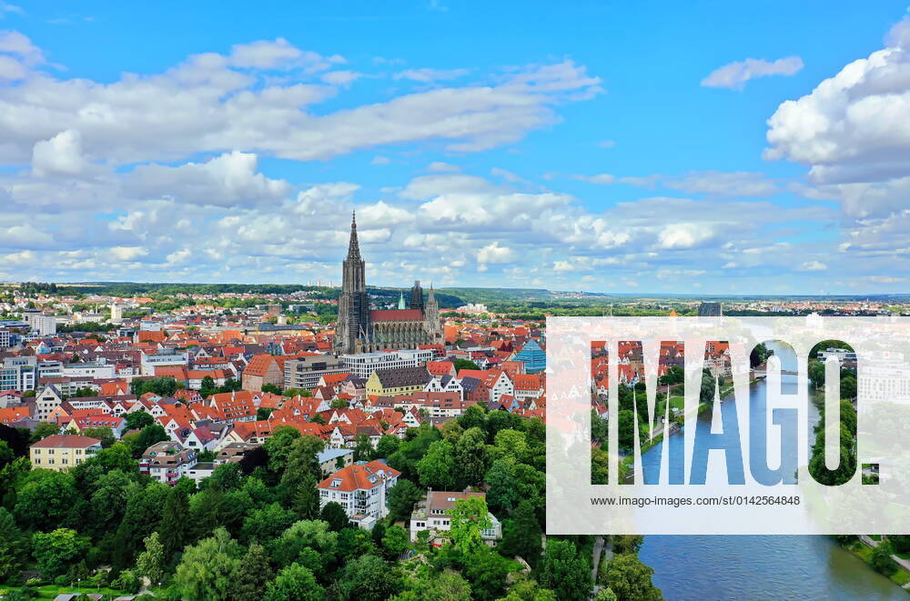 Luftbild vom Ulmer Münster bei schönem Wetter