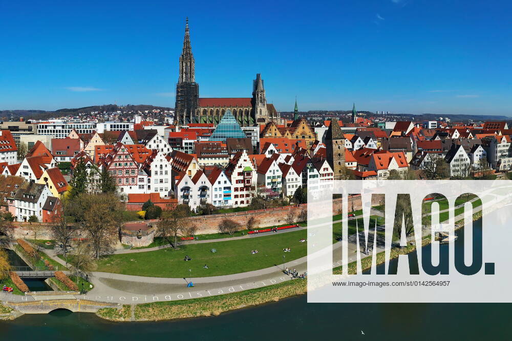 Luftbild vom Ulmer Münster bei schönem Wetter
