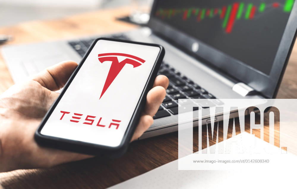 Tesla Auto Elektroauto Logo auf einem Smartphone, Handel an der Aktien Börse mit Anteilen der Tesla Aktie von Geschäftsführer Elon Musk, Online Trading mit Aktienanteilen xFOTOMONTAGEx