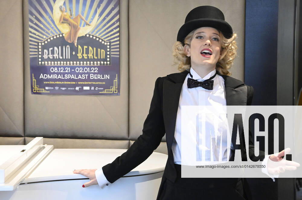 Lena Müller als Marlene Dietrich bei der Pressekonferenz zur neu überarbeiteten Revue Berlin Berlin im 20er-Jahre Hotel am Steinplatz. Berlin