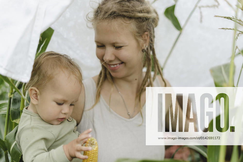 IMAGO Creative: Veganuary, fleischlos leben IMAGO Creative: Landleben - Essen Smiling mother looking at toddler girl in corn field model released, SEAF00054