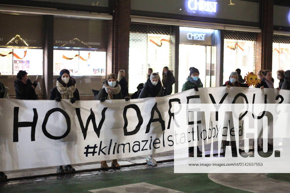 Demonstration von Fridays for Future Hamburg in der Mönckenbergstraße in Sichtweite des Hamburger Rathauses, in dem am Abend über den Doppelhaushalt 2023 2024 der Hansestadt Hamburg beraten wurde. Die Klimaaktivisten wollten mit ihrer Kundgebung darauf aufmerksam machen, dass mindestens zwei Milliarden Euro für den Klimaplan benötigt werden, der Senat davon aber weit entfernt sei. Mit der Kundgebung, die ausnahmsweise nicht an einem Freitag, sondern an einem Dienstag stattfand, wollten sie auf diesen Umstand noch einmal nachhaltig aufmerksam machen. Es fanden sich rund 150 Demonstranten ein. Innenstadt Hamburg